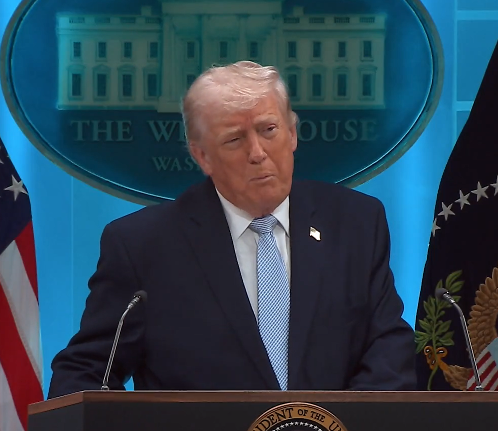Trump en conferencia de prensa en la casa blanca