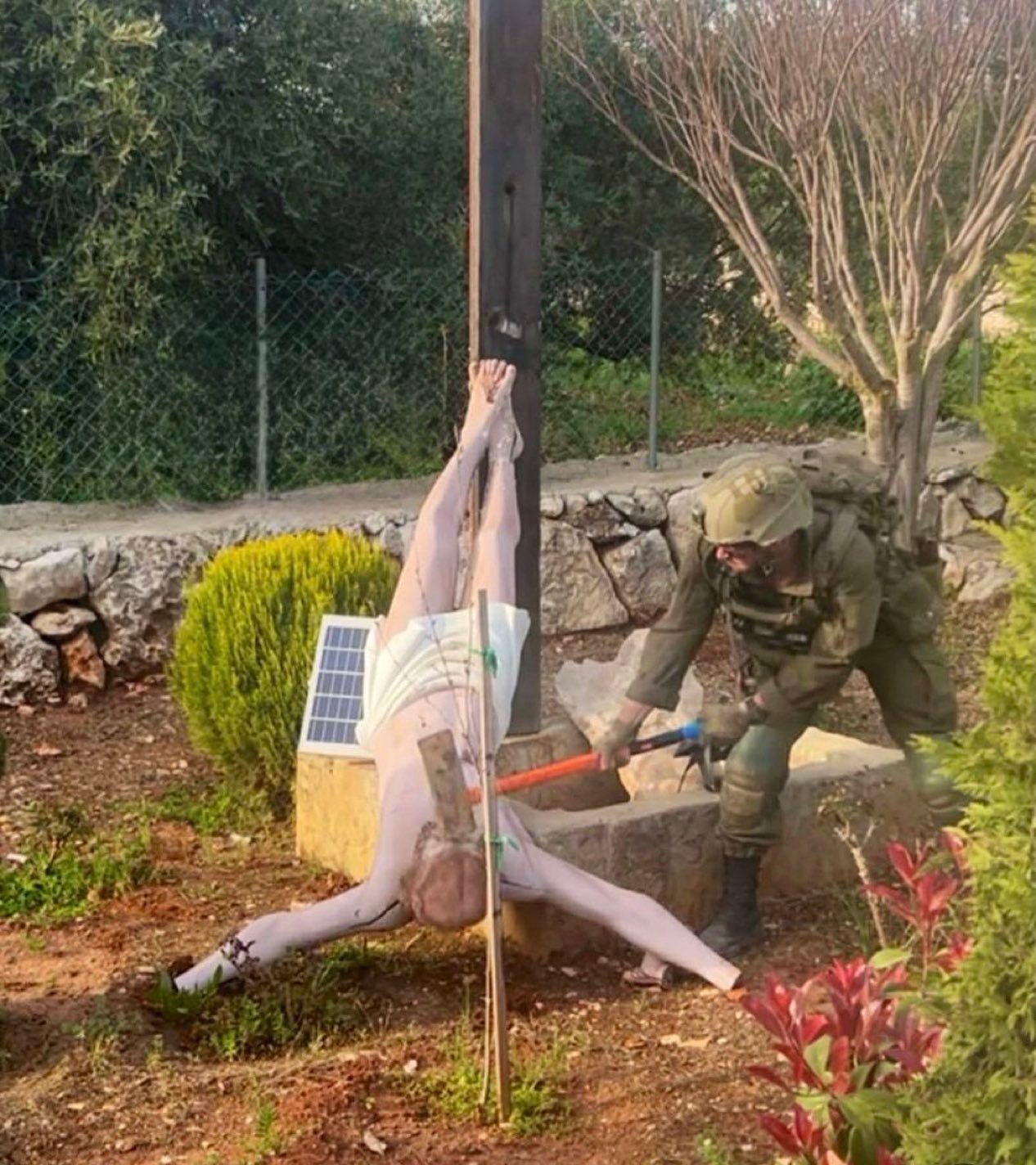Soldado de Israel (IDF) Destruye Estatua De Cristo, Netanyahu Condena!
